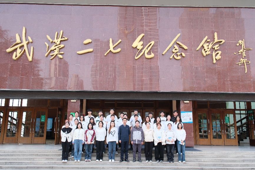 一群人站在商店门口AI 生成的内容可能不正确。