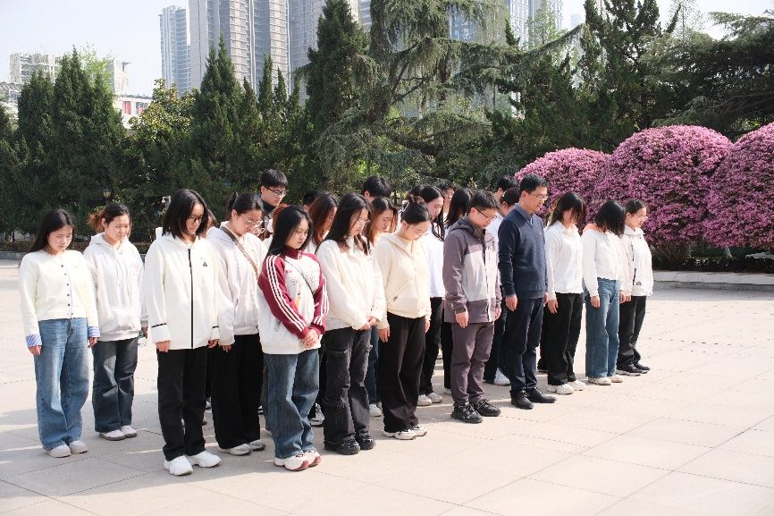 一群人站在一起AI 生成的内容可能不正确。