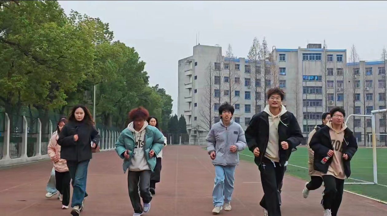 一群人走在路上AI 生成的内容可能不正确。